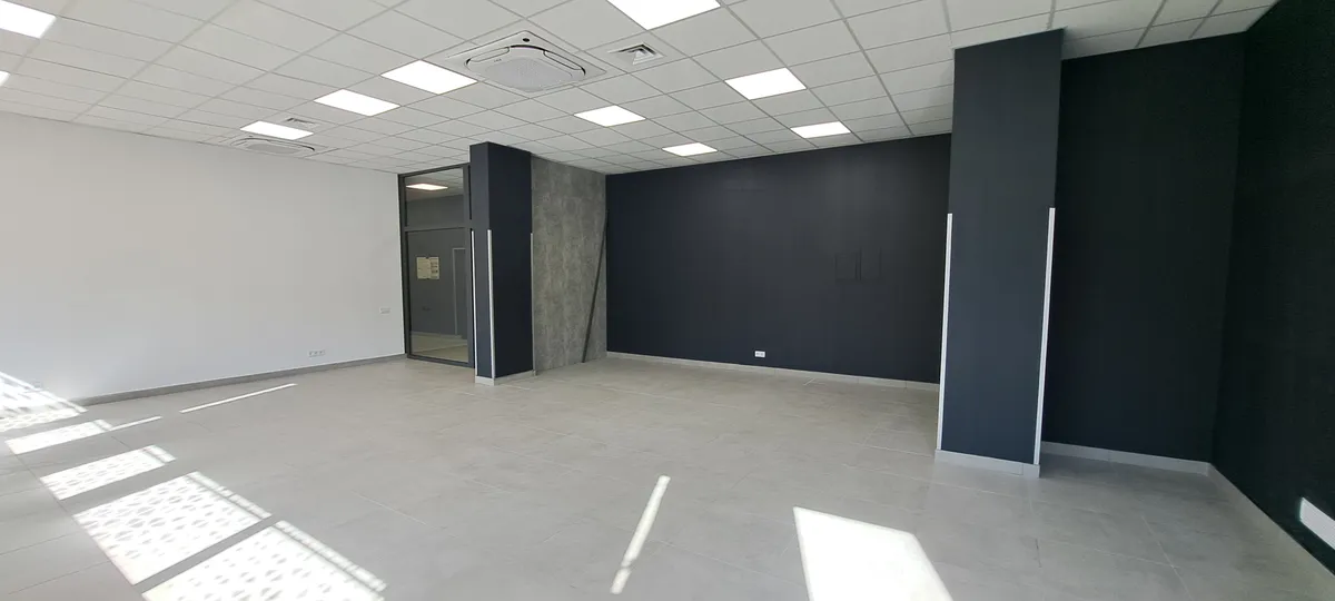 Торгова площа 74 м², вітрина